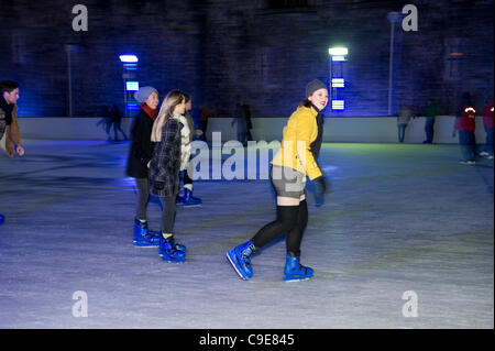 30. November 2011, Tower of London, London. Die Menschen genießen die Flutlicht-Eislaufbahn errichtet für die Weihnachtszeit. Stockfoto