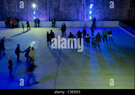 30. November 2011, Tower of London, London. Die Menschen genießen die Flutlicht-Eislaufbahn errichtet für die Weihnachtszeit. Stockfoto