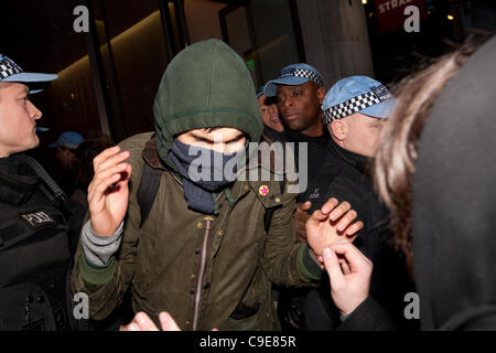 London, UK, 30.11.2011. Demonstrant, vom Panton House in Panton Street wo Berufsfreiheit versuchten nach dem öffentlichen Sektor Marsch früher am Tag von der Polizei vereitelt wurde ausgeworfen. Stockfoto