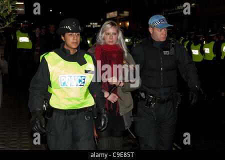 London, UK, 30.11.2011. Demonstrant wird weggeführt unter Arrest nach einer versuchten Besetzung von Panton House in Panton Street wurde von der TSG Polizei vereitelt. Stockfoto