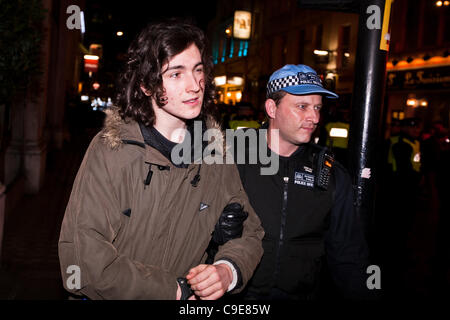 London, UK, 30.11.2011. Demonstrant wird weggeführt unter Arrest nach einer versuchten Besetzung von Panton House in Panton Street wurde von der TSG Polizei vereitelt. Stockfoto