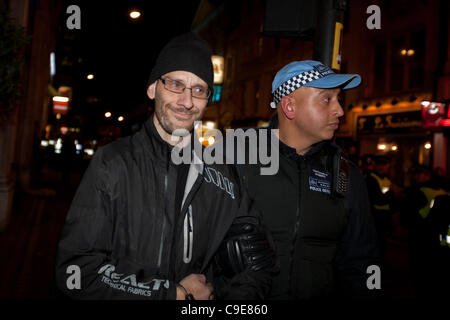 London, UK, 30.11.2011. Demonstrant wird weggeführt unter Arrest nach einer versuchten Besetzung von Panton House in Panton Street wurde von der TSG Polizei vereitelt. Stockfoto