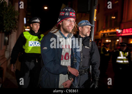 London, UK, 30.11.2011. Demonstrant wird weggeführt unter Arrest nach einer versuchten Besetzung von Panton House in Panton Street wurde von der TSG Polizei vereitelt. Stockfoto