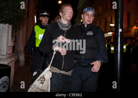 London, UK, 30.11.2011. Demonstrant wird weggeführt unter Arrest nach einer versuchten Besetzung von Panton House in Panton Street wurde von der TSG Polizei vereitelt. Stockfoto