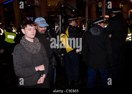 London, UK, 30.11.2011. Demonstrant wird weggeführt unter Arrest nach einer versuchten Besetzung von Panton House in Panton Street wurde von der TSG Polizei vereitelt. Stockfoto