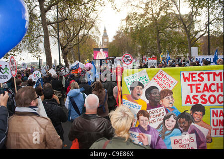 Demonstranten kommen am Victoria Embankment zu einer Kundgebung der Beschäftigten des öffentlichen Dienstes, über Änderungsvorschläge der Regierung für ihre Altersvorsorge zu protestieren. Eine geschätzte 2 Millionen öffentlich Bediensteter streikten in ganz Großbritannien. -London, UK. 30. Nov, 2011.Photo: Graham M. Lawrence. Stockfoto