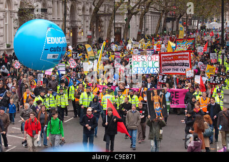 Demonstranten marschieren Northumberland Avenue an einem Tag des nationalen Streik von Beschäftigten im öffentlichen Dienst gegen Änderungen um ihre Renten - London, UK. 30. November 2011. Foto: Graham M. Lawrence. Stockfoto