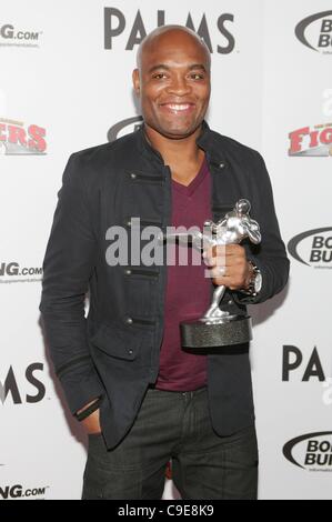 Anderson Silva (Knock out the Year Gewinner) in die Teilnehmerliste für 4. jährlichen Kämpfer nur World Mixed Martial Arts (MMA) Awards, Palms Casino Resort Hotel, Las Vegas, NV 30. November 2011. Foto von: James Atoa/Everett Collection Stockfoto