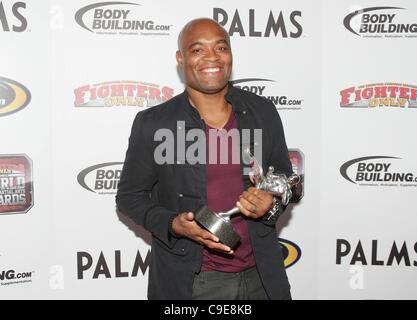 Anderson Silva (Knock out the Year Gewinner) in die Teilnehmerliste für 4. jährlichen Kämpfer nur World Mixed Martial Arts (MMA) Awards, Palms Casino Resort Hotel, Las Vegas, NV 30. November 2011. Foto von: James Atoa/Everett Collection Stockfoto