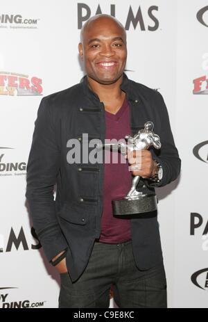 Anderson Silva (Knock out the Year Gewinner) in die Teilnehmerliste für 4. jährlichen Kämpfer nur World Mixed Martial Arts (MMA) Awards, Palms Casino Resort Hotel, Las Vegas, NV 30. November 2011. Foto von: James Atoa/Everett Collection Stockfoto