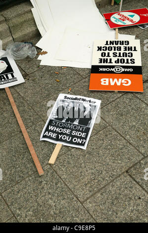 Belfast, UK. 30. November 2011, verworfen Plakate am Streik der Arbeiter öffentliche Sektor in Belfast City Centre. Eine geschätzte 2 Millionen öffentliche Gewerkschaftsmitglieder teilgenommen an einen UK-weiten Schlag gegen den Plan Rentenreformen Regierung. Stockfoto