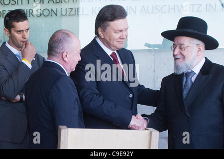 Präsident der Ukraine, schüttelt die Hand des Rabbi Israel Meir Lau, Vorsitzender des Yad Vashem, zum Abschluss eines Besuchs im Museum. Jerusalem, Israel. 1. Dezember 2011. Stockfoto