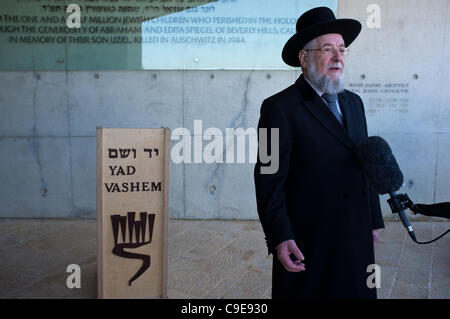 Rabbi Israel Meir Lau, Vorsitzender des Yad Vashem Holocaust Museum, erklärt die Bedeutung der kürzlich abgeschlossenen Besuch des Präsidenten der Ukraine Viktor Yanukovych. Jerusalem, Israel. 1. Dezember 2011. Stockfoto