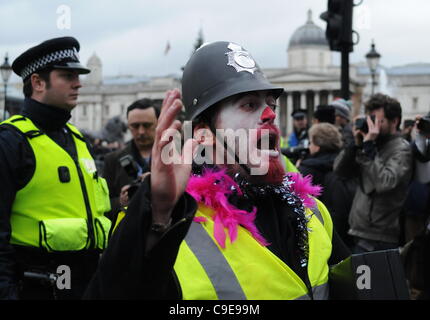 Ein Demonstrant gekleidet wie ein Clown mit einem Polizisten Helm ein echter Polizist im Public Sector Streik und März verspottet. Großbritannien, London, 30.11.11 Stockfoto