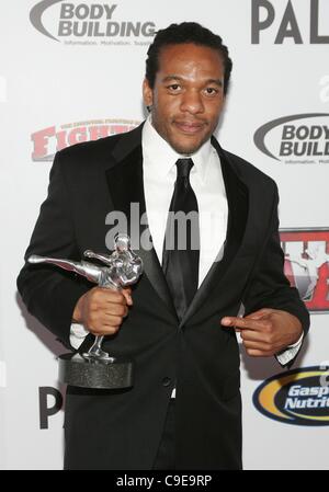 Herb Dean (Schiedsrichter of the Year Gewinner) in die Teilnehmerliste für 4. jährlichen Kämpfer nur World Mixed Martial Arts (MMA) Awards, Palms Casino Resort Hotel, Las Vegas, NV 30. November 2011. Foto von: James Atoa/Everett Collection Stockfoto