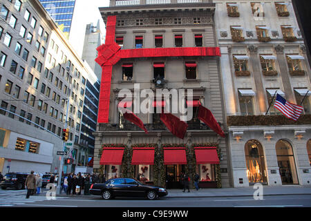 Cartier-Schmuck-Shop für Weihnachten Weihnachtseinkäufe Saison, Fifth Avenue, Manhattan, New York City, USA am Donnerstag, 1. Dezember 2011 eingerichtet. Stockfoto