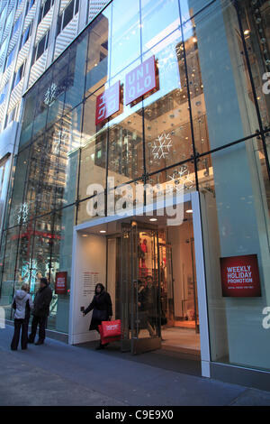 Japanische Händler Uniqlo neue USA-Flagship-Store eingerichtet für Weihnachten Weihnachtseinkäufe Saison, Fifth Avenue, Manhattan, New York City, USA am Donnerstag, 1. Dezember 2011. Stockfoto