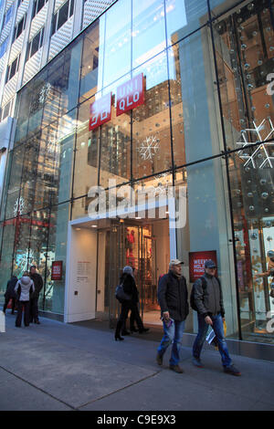 Japanische Händler Uniqlo neue USA-Flagship-Store eingerichtet für Weihnachten Weihnachtseinkäufe Saison, Fifth Avenue, Manhattan, New York City, USA am Donnerstag, 1. Dezember 2011. Stockfoto