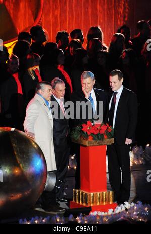 New Yorks Bürgermeister Michael Bloomberg bei einem öffentlichen Auftritt für 79th Annual Rockefeller Center Weihnachtsbaum Beleuchtung, Rockefeller Plaza, New York, NY 30. November 2011. Foto von: Desiree Navarro/Everett Collection Stockfoto