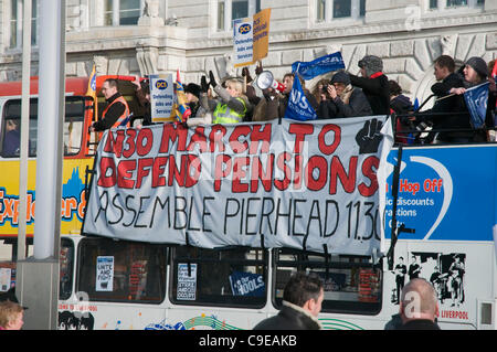 Demonstranten marschieren von Pierhead zum St.-Georgs-Halle Plateau Liverpool Stockfoto