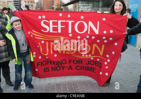 Demonstranten marschieren von Pierhead zum St.-Georgs-Halle Plateau Liverpool Stockfoto