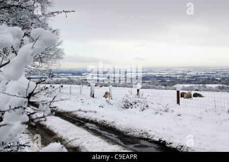 12.05.11 erste echte Schnee des Jahres decken Glasgow.  Ansicht von Norden und Osten von Glasgow tief verschneit aus Lennoxtown gesehen. Stockfoto