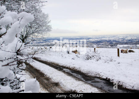 12.05.11 erste echte Schnee des Jahres decken Glasgow.  Ansicht von Norden und Osten von Glasgow tief verschneit aus Lennoxtown gesehen. Stockfoto