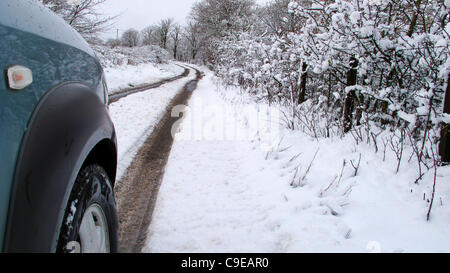 12.05.11 erste echte Schnee des Jahres decken zu schwierigen Fahrbedingungen besonders in abgelegenen Gebieten nördlich der Stadt Glasgow. Stockfoto