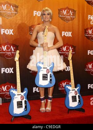 Carrie Underwood im Presseraum für 2011 AMERICAN COUNTRY AWARDS - Press Room, MGM Grand Garden Arena, Las Vegas, NV 5. Dezember 2011. Foto von: MORA/Everett Collection Stockfoto