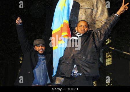 Über eine Statue von Feldmarschall Montgomery in White Hall drapieren kongolesische Demonstranten eine Fahne. Der Protest war auf Menschenrechtsverletzungen hinzuweisen und behaupten, dass die Wahlen am 28. November 2011 von Präsident Kabila Regime entgleist waren. 12.06.11. Stockfoto