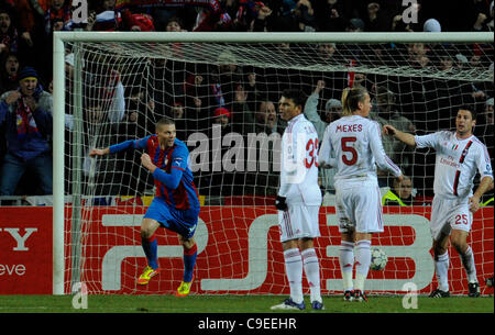 David Bystron von Viktoria (von links nach rechts) feiert Ziel wie Thiago Silva, Philippe Mexes, Daniele Bonera von Mailand während ihrer Champions League Gruppe H Fußball-Endspiel FC Viktoria Plzen Vs AC Milan Synot Tip Arena Eden Stadium in Prag, Tschechische Republik, Dienstag, 6. Dezember 2011 aussehen auf. (CTK Stockfoto