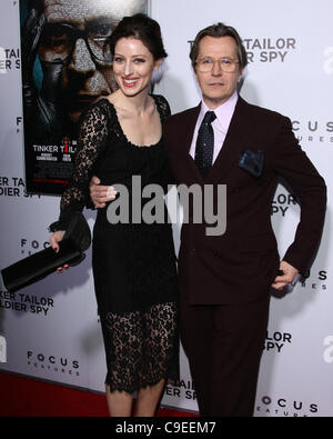 ALEXANDRA EDENBOROUGH & GARY OLDMAN TINKER TAILOR SOLDIER SPY. LOS ANGELES PREMIERE HOLLYWOOD LOS ANGELES KALIFORNIEN USA 0 Stockfoto