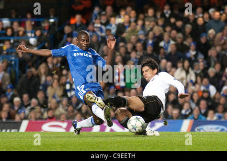 06.12.2011. London, England. Chelseas brasilianische Mittelfeldspieler Ramires und Valencias argentinischen Mittelfeldspieler Tino Costa in Aktion während der UEFA-Champions-League-Gruppenspiel zwischen Chelsea und Valencia aus Spanien, spielten im Stamford Bridge Stadium. Stockfoto