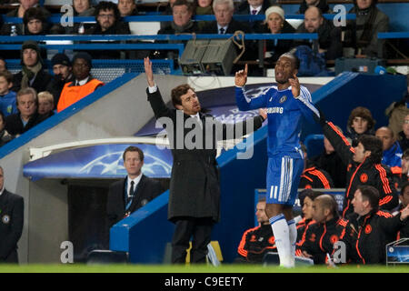 06.12.2011. London, England. Chelseas Portugiesisch Manager Andre Villas-Boas und Chelseas Côte d ' Ivoire vorwärts Didier Drogba in Aktion während der UEFA Champions League-Gruppenphase zwischen Chelsea und Valencia aus Spanien, spielte an der Stamford Bridge Stadium. Stockfoto