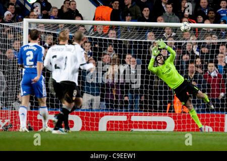 06.12.2011. London, England. Chelseas tschechische Torhüter Petr Cech in Aktion während der UEFA-Champions-League-Gruppenspiel zwischen Chelsea und Valencia aus Spanien, spielte an der Stamford Bridge Stadium. Stockfoto