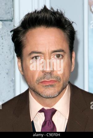 Robert Downey Jr. im Ankunftsbereich für Sherlock Holmes: A Game of Shadows Premiere, Village Theatre in Westwood, Los Angeles, CA 6. Dezember 2011. Foto von: Emiley Schweich/Everett Collection Stockfoto