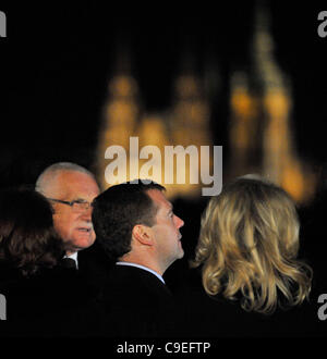 Russischen Präsidenten Dmitry Medvedev, Center, seine Frau Svetlana, rechts, und der tschechische Staatspräsident Vaclav Klaus, Links sind in Prag, Tschechische Republik, auf Mittwoch, 7. Dezember 2011 abgebildet. Während seines zweitägigen Besuchs soll Medwedew vor allem tschechisch-russischen Wirtschaftsbeziehungen mit höchsten tschechischen Farbbalken diskutieren Stockfoto