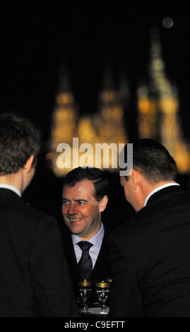 Russischen Präsidenten Dmitry Medvedev, Center, ist auf Mittwoch, 7. Dezember 2011 in Prag, Tschechische Republik, abgebildet. Während seines zweitägigen Besuchs Medwedew soll vor allem tschechisch-russischen Wirtschaftsbeziehungen mit den höchsten tschechischen Vertretern zu diskutieren und er öffnet sich eine Ausstellung der Kreml Sammlungen bei Pr Stockfoto