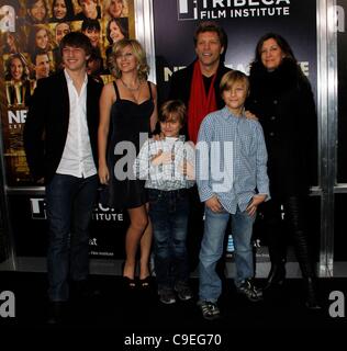 Jon Bon Jovi, Frau Dorothea, Kinder bei der Ankunft für neue Jahr EVE Tribeca Film Institute nutzen Screening, The Ziegfeld Theatre, New York, NY 7. Dezember 2011. Foto von: F. Burton Patrick/Everett Collection Stockfoto