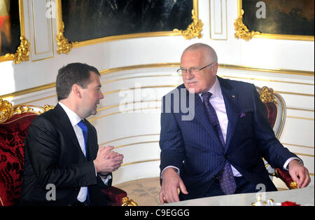 Der tschechische Staatspräsident Vaclav Klaus, richtige und russische Präsident Dmitry Medvedev auf der Prager Burg auf Donnerstag, 8. Dezember 2011 abgebildet. Medwedew ist zu einem eintägigen Besuch in der Tschechischen Republik. (CTK Foto/Michal Dolezal) Stockfoto