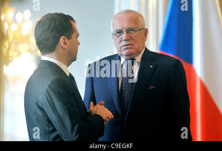 Der tschechische Staatspräsident Vaclav Klaus, richtige und russische Präsident Dmitry Medvedev auf der Prager Burg auf Donnerstag, 8. Dezember 2011 abgebildet. Medwedew ist zu einem eintägigen Besuch in der Tschechischen Republik. (CTK Foto/Michal Dolezal) Stockfoto