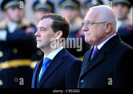 Der tschechische Staatspräsident Vaclav Klaus, richtige und russische Präsident Dmitry Medvedev auf der Prager Burg auf Donnerstag, 8. Dezember 2011 abgebildet. Medwedew ist zu einem eintägigen Besuch in der Tschechischen Republik. (CTK Foto/Michal Dolezal) Stockfoto