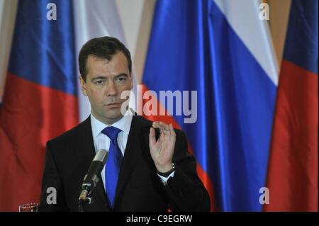Russischen Präsidenten Dmitry Medvedev spricht auf der Prager Burg nach Unterzeichnung der Verträge zwischen Russland und der Tschechischen Republik mit tschechischen Präsidenten Vaclav Klaus (nicht abgebildet) auf Donnerstag, 8. Dezember 2011. Medwedew ist zu einem eintägigen Besuch in der Tschechischen Republik. (CTK Foto/Michal Dolezal) Stockfoto