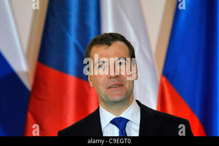 Russischen Präsidenten Dmitry Medvedev spricht auf der Prager Burg nach Unterzeichnung der Verträge zwischen Russland und der Tschechischen Republik mit tschechischen Präsidenten Vaclav Klaus (nicht abgebildet) auf Donnerstag, 8. Dezember 2011. Medwedew ist zu einem eintägigen Besuch in der Tschechischen Republik. (CTK Foto/Michal Dolezal) Stockfoto