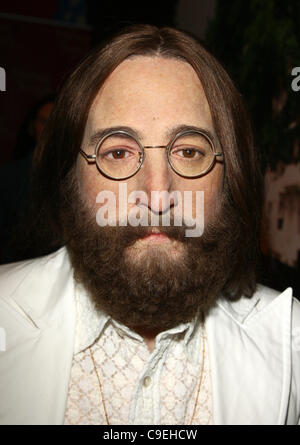 JOHN LENNON WACHSFIGUR der BEATLES Wachs Figuren Enthüllung HOLLYWOOD LOS ANGELES Kalifornien USA 8. Dezember 2011 Stockfoto