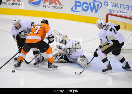 8. Dezember 2011 - Philadelphia, Pennsylvania, USA - Pittsburgh Penguins Torwart Marc-Andre Fleury (29) liegt auf dem Eis wie Philadelphia Flyers Maxime Talbot (27 Center) und Pittsburgh Penguins Joe Vitale (46)-Kampf um den Puck vor ihm Center. In einem Spiel im Wachovia Center in Philade Stockfoto