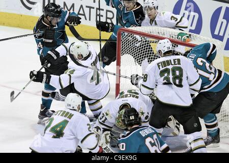 8. Dezember 2011 - San Jose, Kalifornien, USA - komplette Chaos vor den Dallas Stars Net wie Dallas Stars Torhüter Richard Bachman (31) versucht, den Puck in das NHL-Spiel zwischen den San Jose Sharks und den Dallas Stars.  Die San Jose Sharks das Spiel 5: 2 gewinnen. (Kredit-Bild: © Dinno Kovic/So Stockfoto