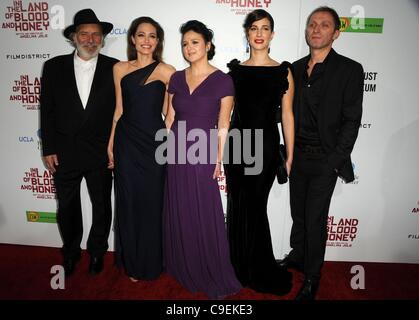 Rade Serbedzija, Angelina Jolie, Vanessa Glodjo, Zana Marjanovic, Goran Kostic im Ankunftsbereich für IN THE LAND OF BLOOD und HONEY Premiere, Arclight Hollywood, Los Angeles, CA 8. Dezember 2011. Foto von: Dee Cercone/Everett Collection Stockfoto