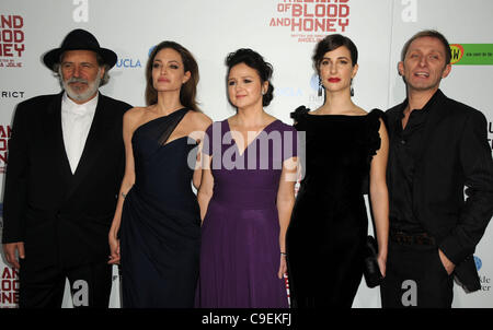 8. Dezember 2011 - Los Angeles, Kalifornien, USA - Rade Serbedzija, Angelina Jolie, Vanessa Glodjo, Zana Marjanovic, Goran Kostic(Credit Image: © D. Long/Globe Photos/ZUMAPRESS.com) Stockfoto