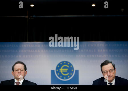 Europäische Zentralbank, Frankfurt am Main, Deutschland. 08.12.2011 zeigt Bild, Mario Draghi, Präsident der europäischen Zentrale Bank(right) und Vize-Präsident Vitor Constancio. Die EZB angekündigt Sofortmaßnahmen um Lehman Stil Lähmungen an den Finanzmärkten zu entsperren. Stockfoto